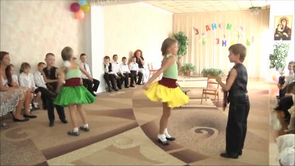 Kinderen dansen op school — Stockvideo