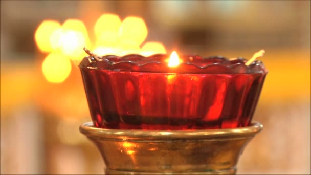 Свічка горить у церкві — стокове відео