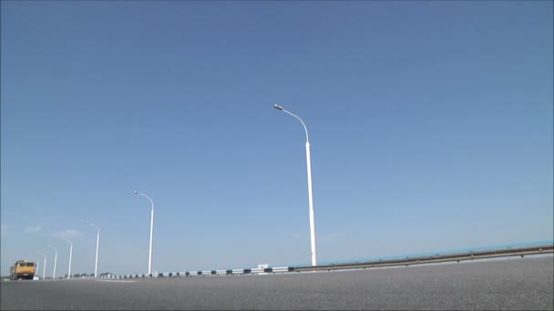 Los coches van en la carretera — Vídeos de Stock