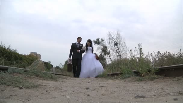 花嫁と花婿を歩く — ストック動画