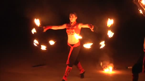 Vuurshow op strand bij nacht — Stockvideo