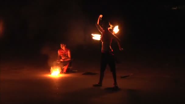 Show de fogo na praia à noite — Vídeo de Stock