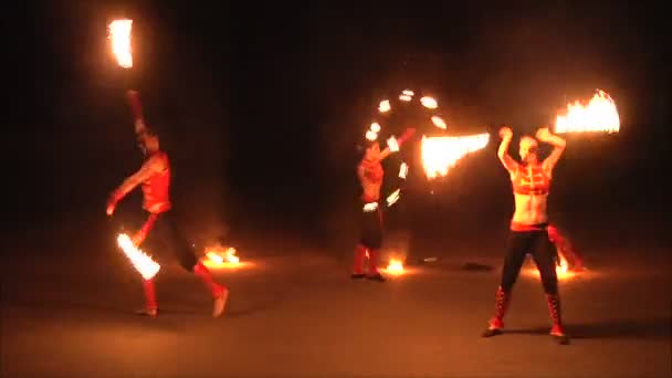 Eldshow på stranden på kvällen — Stockvideo