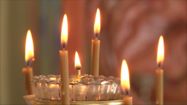 Свечи, горящие в церкви — стоковое видео
