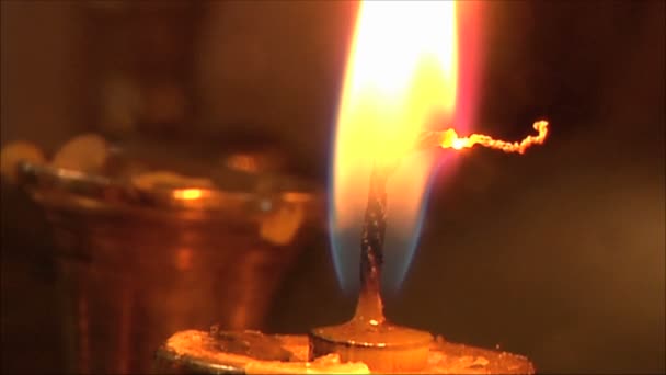 Brûlure de bougie dans l'église — Video