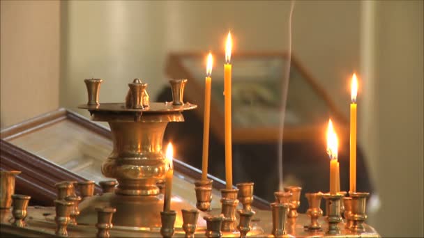 Κεριά που καίνε στην εκκλησία — Αρχείο Βίντεο