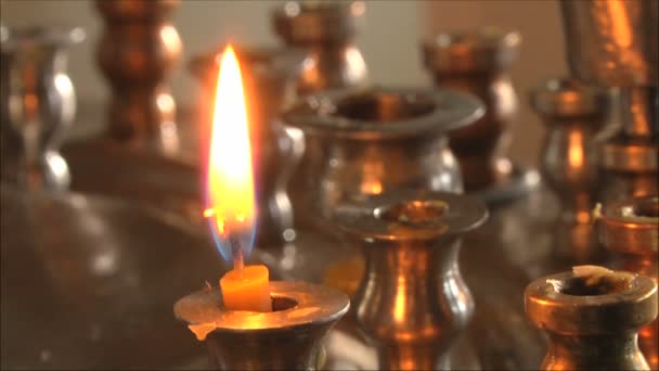 Levande ljus brinnande i kyrkan — Stockvideo