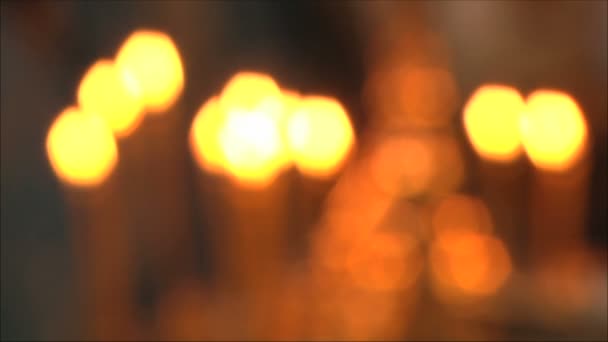 Świece płonące w kościele — Wideo stockowe