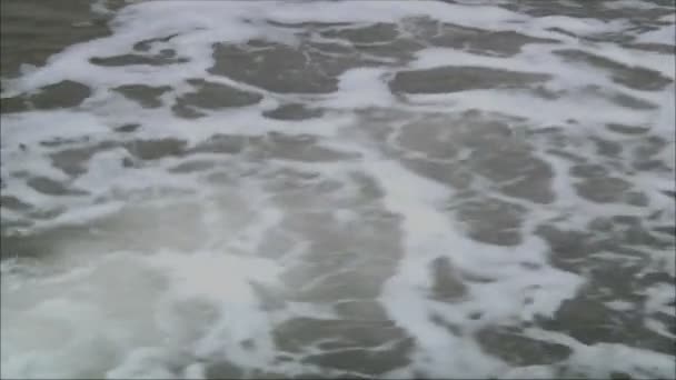 Fluxo de água no rio — Vídeo de Stock