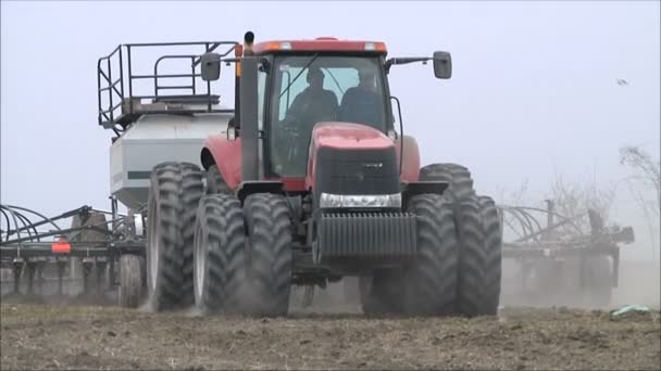Traktor se zarovná na zem — Stock video