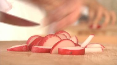 İnsanlar turp kesmek