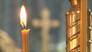 Kilisede mum yanıyor.