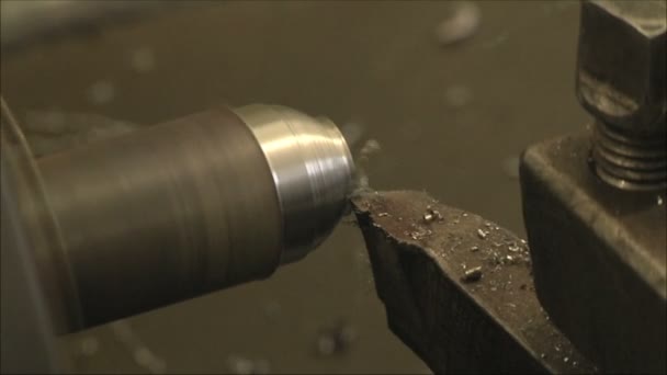 Работник обрабатывает металлический кусок — стоковое видео
