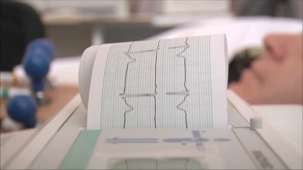 Hombre haciendo electrocardiograma — Vídeo de stock