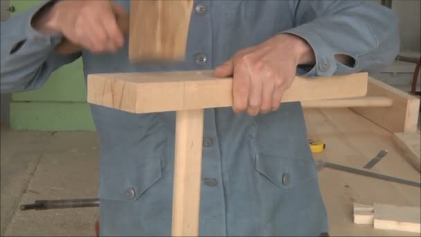 Процесс деревообработки внутри дома — стоковое видео