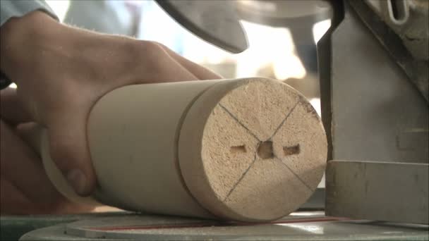 Machine pour couper le bois — Video