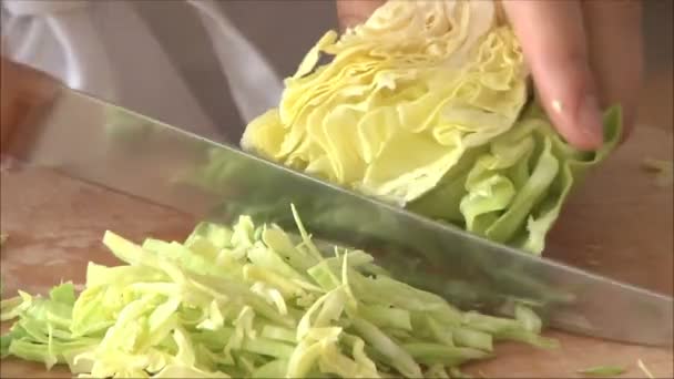 Žena vaření zelný salát — Stock video