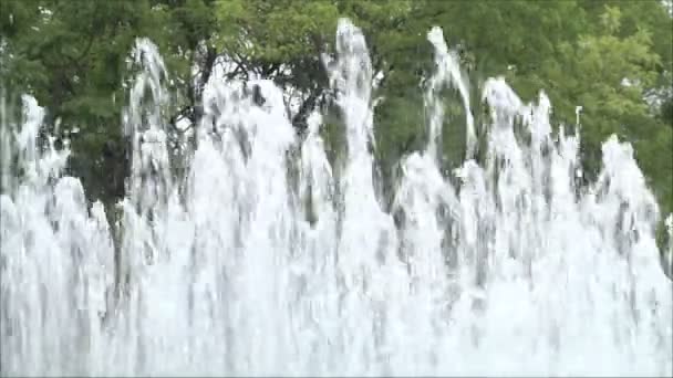 Salpicaduras de agua en la fuente — Vídeo de stock