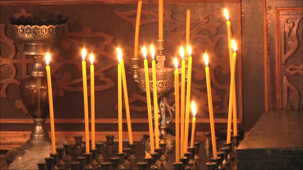 Ljus som brinner i kyrkan — Stockvideo