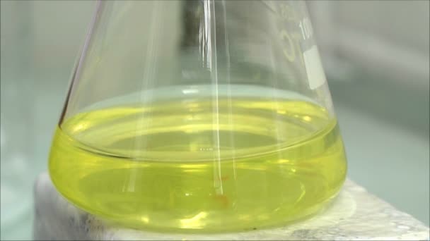 Химическая реакция в лаборатории — стоковое видео