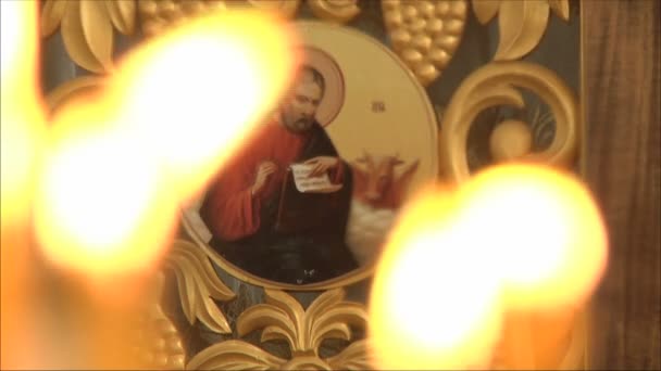 Ікона святий і свічки — стокове відео