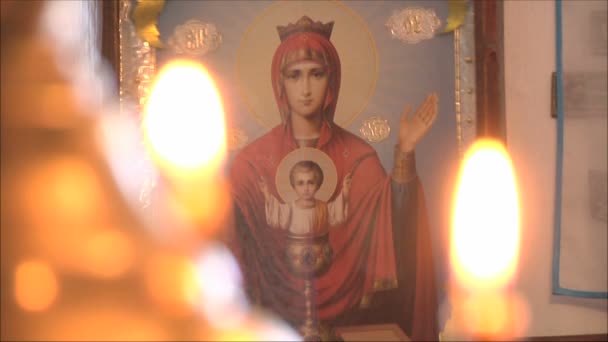 Ikone eines Heiligen und Kerzen — Stockvideo