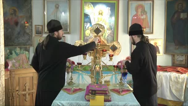 教皇点起蜡烛 — 图库视频影像