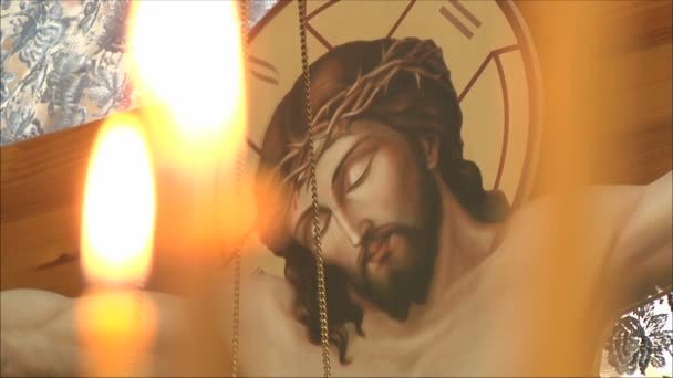 Jesus und Kerzen in der Kirche — Stockvideo