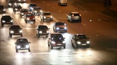 Şehirde gece trafiği