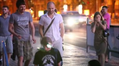 Ana caddedeki insanlar yürümek