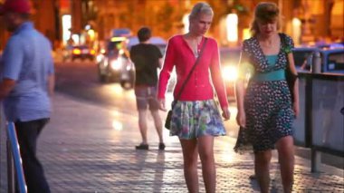 Ana caddedeki insanlar yürümek