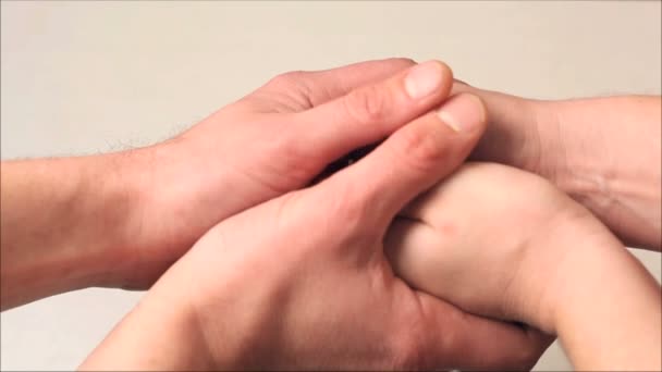 Father and son playing with toy — Stock Video