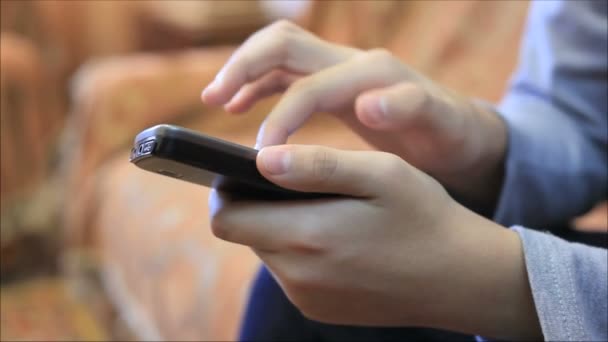 Jongen spelen op smartphone — Stockvideo