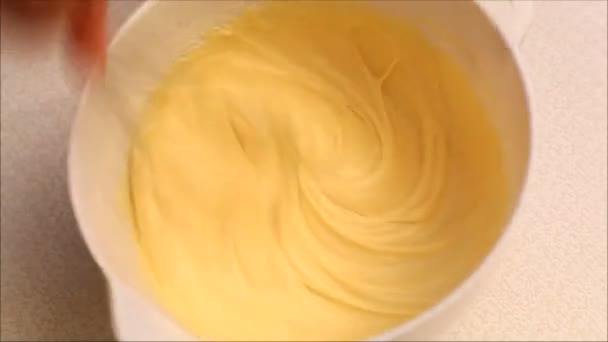 Habverővel tészta elkészítése — Stock videók
