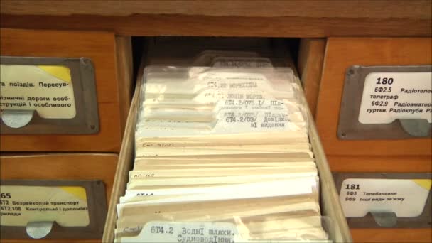 Arquivo de cartões na biblioteca — Vídeo de Stock