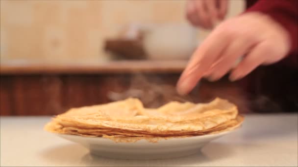 Man förbereda pannkakor — Stockvideo