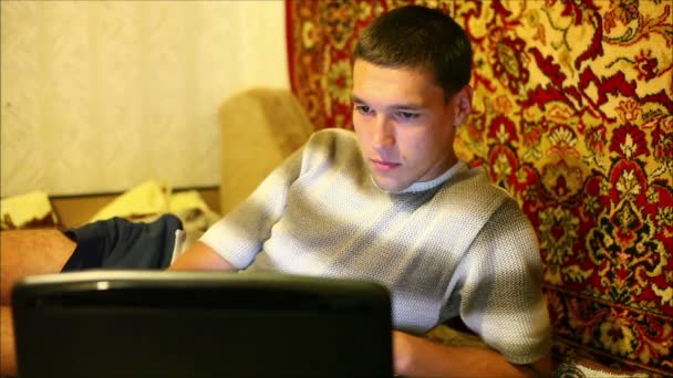 Άνθρωπος που χρησιμοποιεί φορητό υπολογιστή — Αρχείο Βίντεο