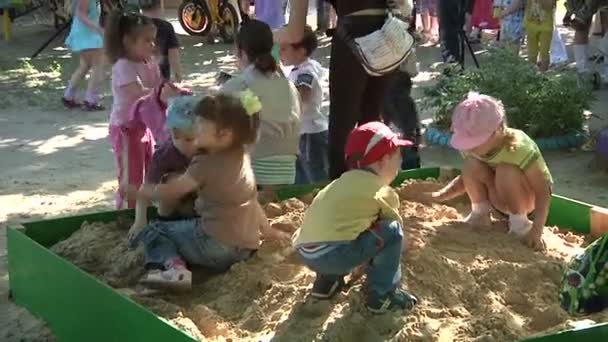 Niedliche Kinder beim Spielen — Stockvideo