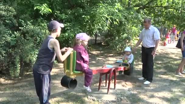 Niedliche Kinder beim Spielen — Stockvideo