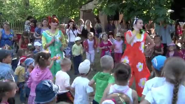 Niños juegan en el jardín de infantes — Vídeo de stock