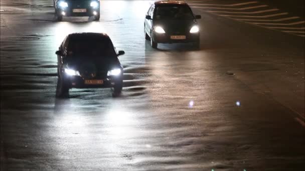 Tráfego noturno na cidade — Vídeo de Stock