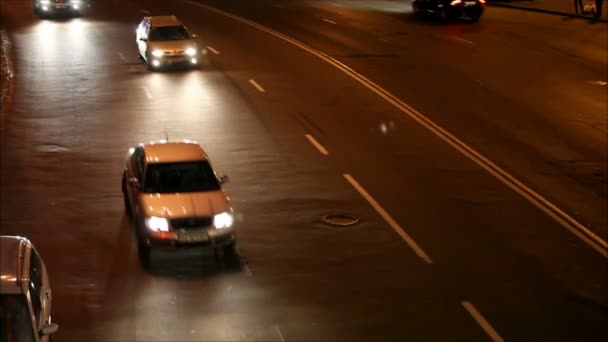 Nachtverkehr in der Stadt — Stockvideo