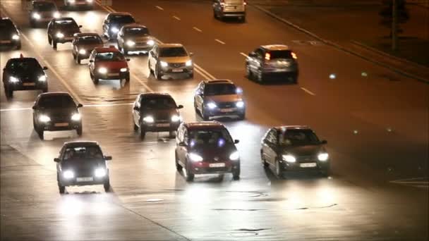 Tráfico nocturno en la ciudad — Vídeo de stock