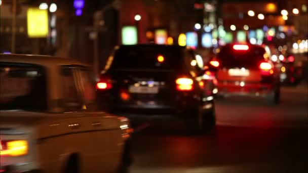 Tráfico nocturno en la ciudad — Vídeo de stock