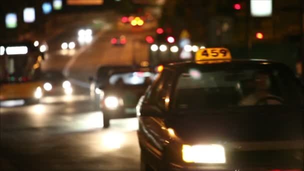 Tráfico nocturno en la ciudad — Vídeos de Stock