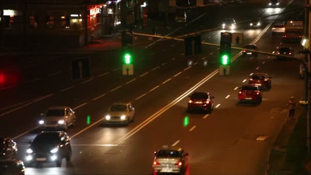 Tráfico nocturno en la ciudad — Vídeos de Stock