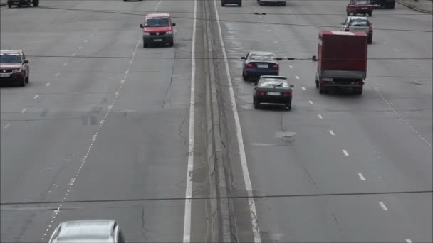 Los coches van en la carretera — Vídeo de stock