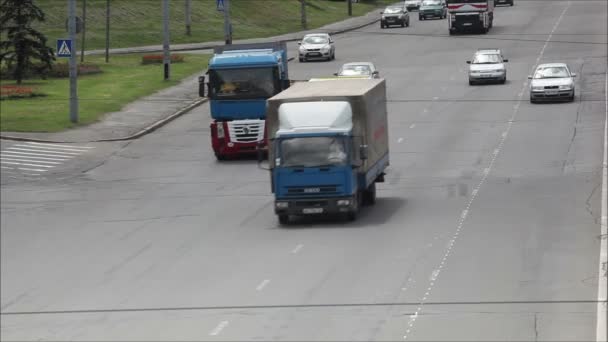 Los coches van en la carretera — Vídeo de stock