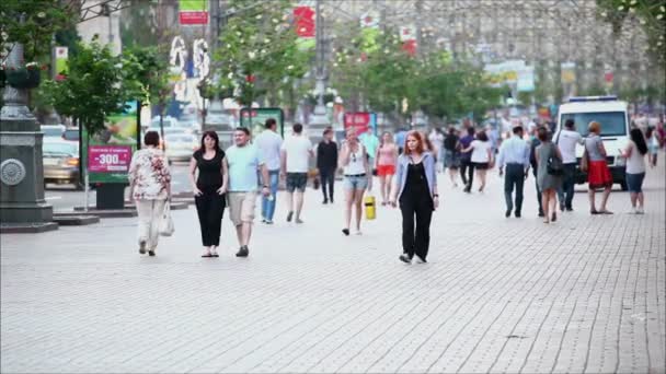 Gente caminando por la calle principal — Vídeo de stock