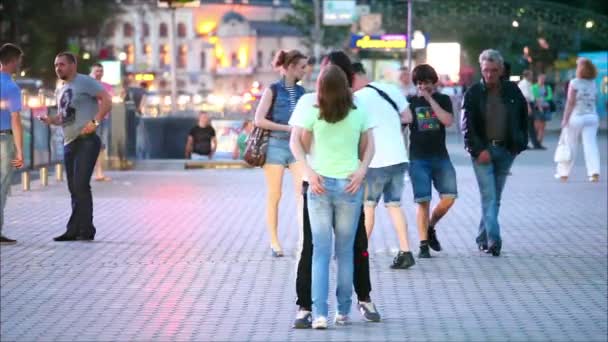 Ana caddedeki insanlar yürümek — Stok video